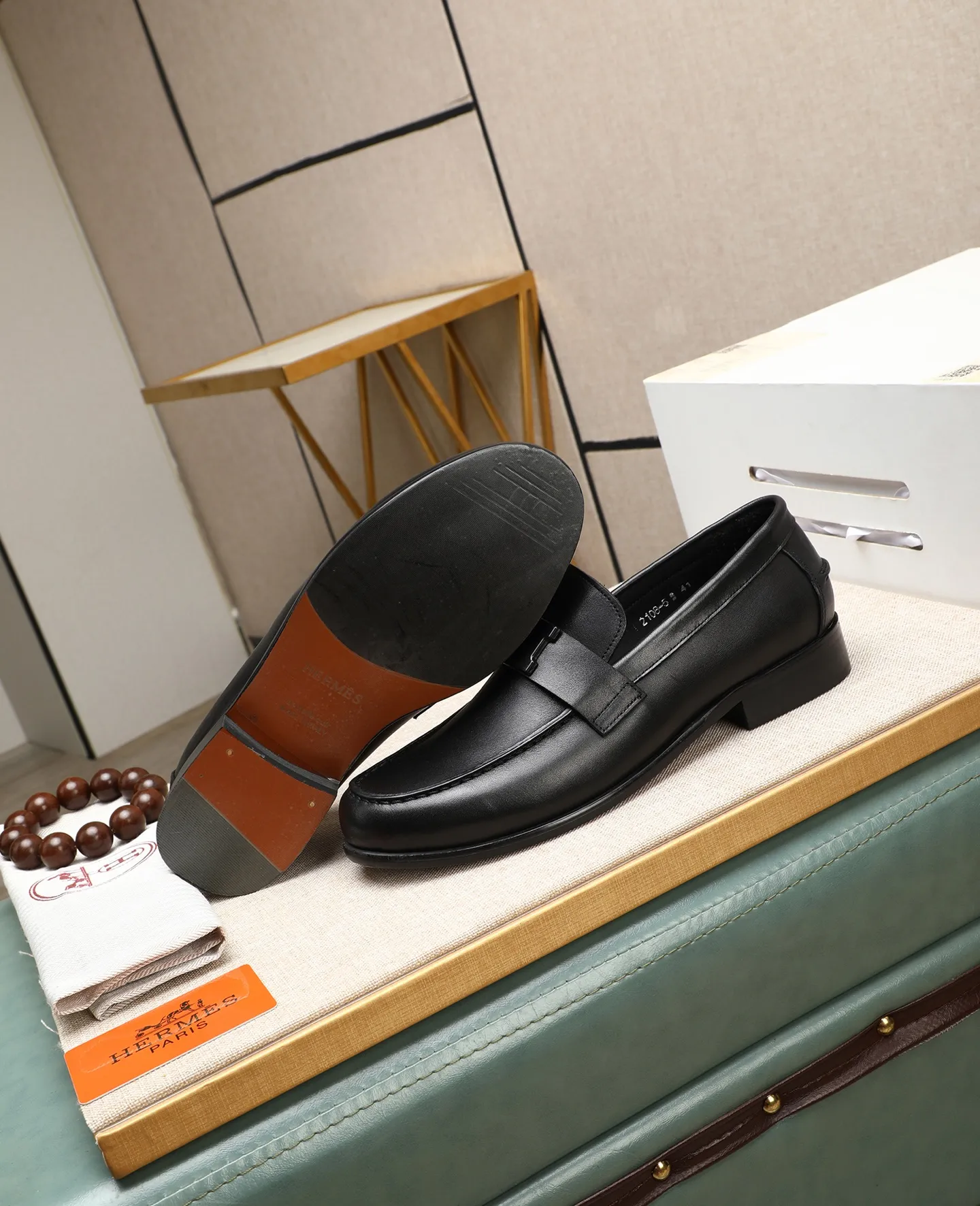 Men's shoes 💰620 Original quality Brand: Hermès Standard code: Men's code: 39.40.41.42.43.44 (38.45. Customized) Grade: Same style as the official website Original quality Material: Original cowhide Original breathable cowhide lining Original outsole Style category: Men's fashionable casual leather shoes Color: Actual picture